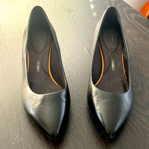 Rockport - all leather rubber sole pumps
2 “ inch heel